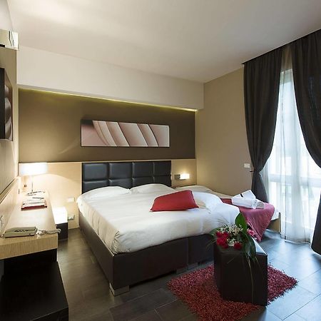Unahotels Villa Dei Platani Foligno Buitenkant foto