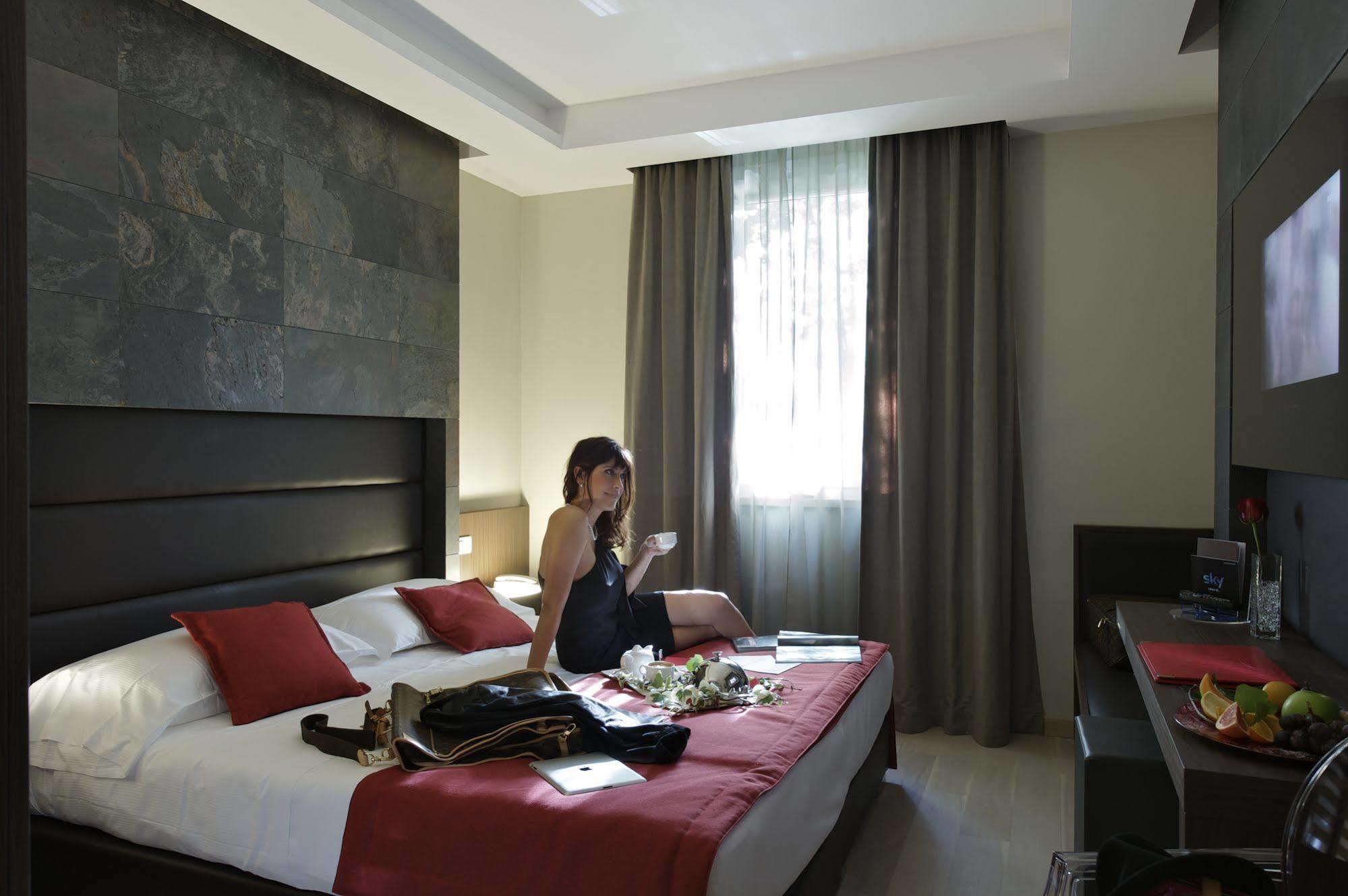 Unahotels Villa Dei Platani Foligno Buitenkant foto