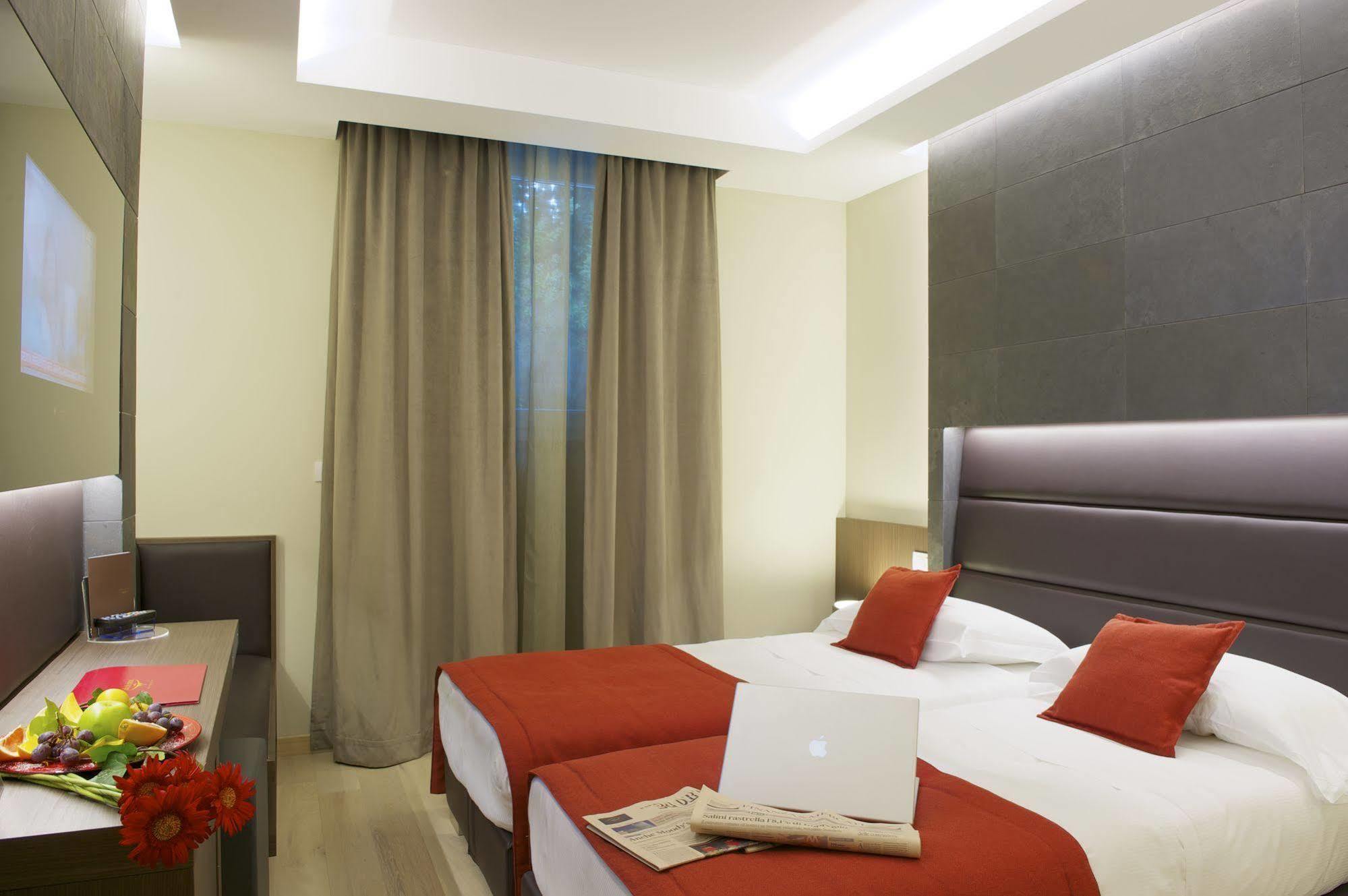 Unahotels Villa Dei Platani Foligno Buitenkant foto