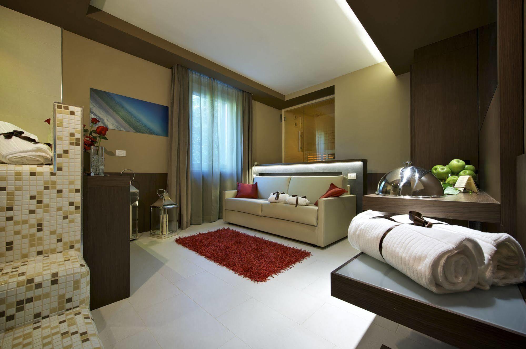 Unahotels Villa Dei Platani Foligno Buitenkant foto